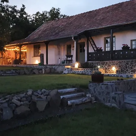 Várlak Hollőkőn * Hollókő