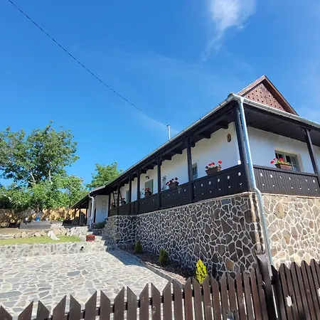 Várlak Hollőkőn Apartamento
